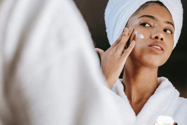 Melasma și petele hormonale: de ce reapar și ce le accentuează